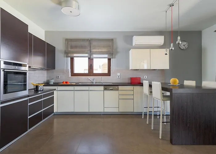 Alav Pool فيلة *